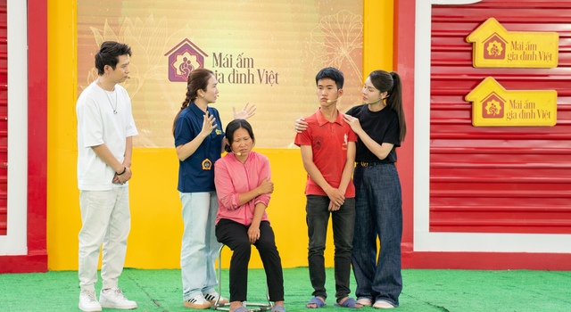 Đức Phúc, Lương Thu Trang và Đỗ Hoàng Hiệp trích tiền túi tặng các em nhỏ mồ côi - Ảnh 2.