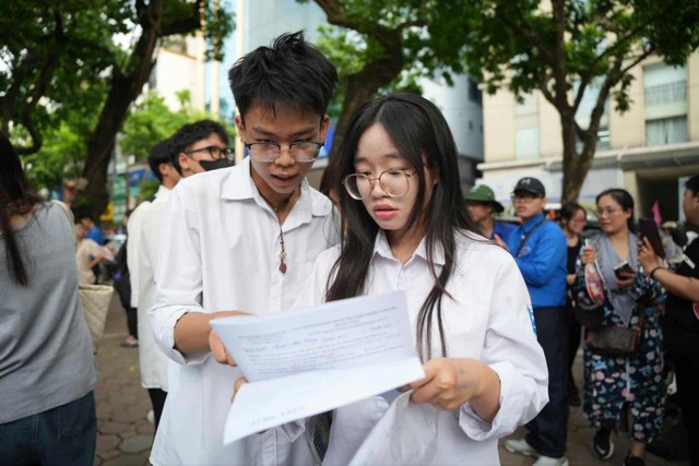 Thí sinh trằn trọc vì chọn ngành, đặt nguyện vọng - áp lực không tên mùa tuyển sinh đại học 2025 - Ảnh 1.