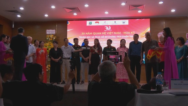 30 Năm Việt - Mỹ: Hồi ức từ hồ sơ chiến tranh - Triển lãm và trao trả tài liệu lịch sử - Ảnh 3.