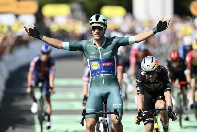 Tour de France: Milan thắng chặng 8, Pogacar vẫn giữ Áo vàng tổng sắp - Ảnh 1.