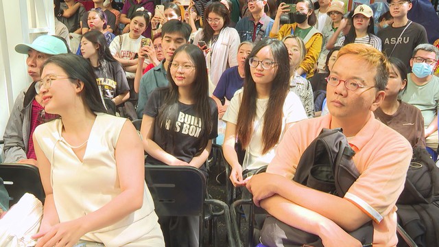 NSƯT Hữu Châu ra mắt bút ký “Chiếc nôi vàng giông bão”: Một đời nghệ sĩ, một thế hệ nghệ thuật - Ảnh 2.