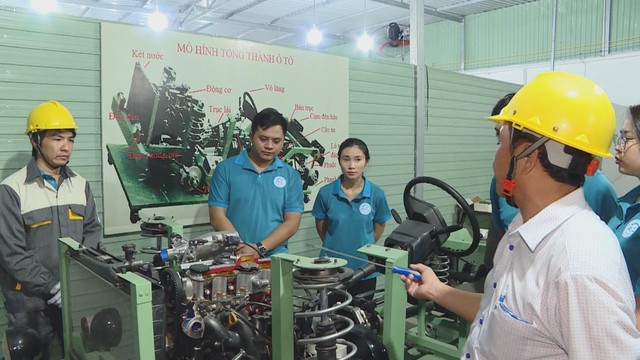 Đẩy mạnh chương trình đào tạo nghề cho lao động hưởng trợ cấp thất nghiệp - Ảnh 4.
