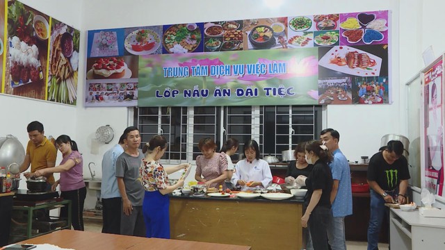 Đẩy mạnh chương trình đào tạo nghề cho lao động hưởng trợ cấp thất nghiệp - Ảnh 3.