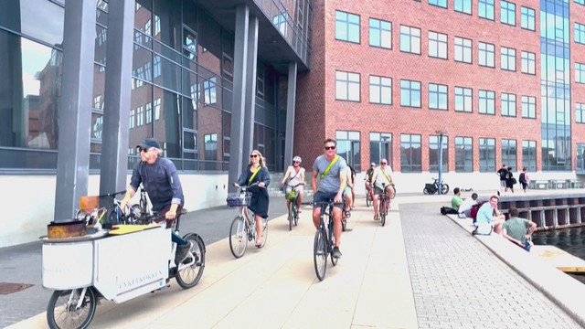 Đan Mạch: Trải nghiệm ẩm thực trên xe đạp ở Copenhagen - Ảnh 1.
