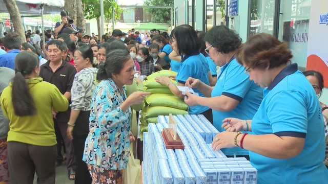 Lan tỏa yêu thương từ chương trình “Nghĩa tình Đông Hưng Thuận” - Ảnh 2.