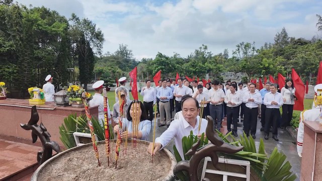Phó Bí thư Thành ủy TP.HCM viếng Nghĩa trang Hàng Dương- Ảnh 2. Phó Bí thư Thành ủy TP.HCM viếng Nghĩa trang Hàng Dương- Ảnh 2.