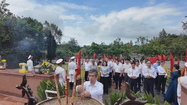 Phó Bí thư Thành ủy TP.HCM viếng Nghĩa trang Hàng Dương- Ảnh 1. Phó Bí thư Thành ủy TP.HCM viếng Nghĩa trang Hàng Dương- Ảnh 1.