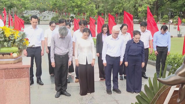 Đoàn đại biểu quốc hội TP.HCM dâng hương tưởng niệm các anh hùng liệt sĩ, thăm gia đình chính sách ở đặc khu Côn Đảo
- Ảnh 1. Đoàn đại biểu quốc hội TP.HCM dâng hương tưởng niệm các anh hùng liệt sĩ, thăm gia đình chính sách ở đặc khu Côn Đảo
- Ảnh 1.