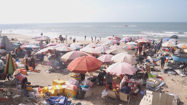 Phường Rạch Dừa: Xử lý nóng tình trạng họp chợ tự phát tại bãi biển Thủy Tiên - Ảnh 1.