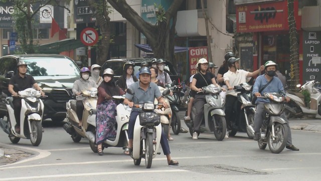 Ý kiến người dân Hà Nội trước đề xuất cấm xe xăng chạy trong đường vành đai 1 - Ảnh 1.