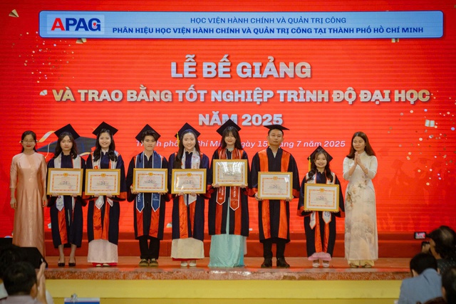 Lễ bế giảng và trao bằng tốt nghiệp trình độ đại học đợt 2 năm 2025, Phân hiệu Học viện Hành chính và Quản trị công tại TP.HCM- Ảnh 4. Lễ bế giảng và trao bằng tốt nghiệp trình độ đại học đợt 2 năm 2025, Phân hiệu Học viện Hành chính và Quản trị công tại TP.HCM- Ảnh 4.
