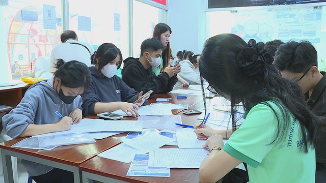 Phổ điểm "hạ nhiệt": Điểm chuẩn đại học 2025 giảm mạnh, thí sinh nên tận dụng để tăng khả năng trúng tuyển - Ảnh 2.
