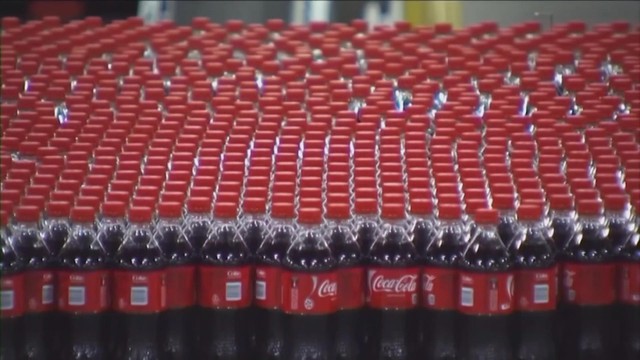 CocaCola sẽ sử dụng đường mía thay siro bắp tạo ngọt tại Mỹ - Ảnh 1.