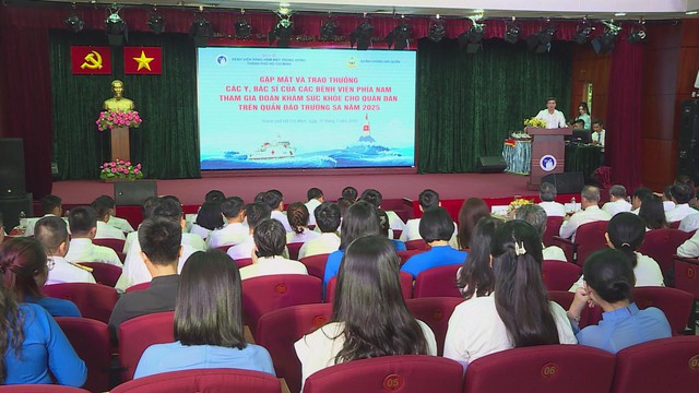Gặp mặt y, bác sĩ tham gia đoàn khám sức khỏe cho quân dân tại Trường Sa - Ảnh 1.