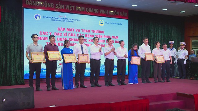 Gặp mặt y, bác sĩ tham gia đoàn khám sức khỏe cho quân dân tại Trường Sa - Ảnh 2.