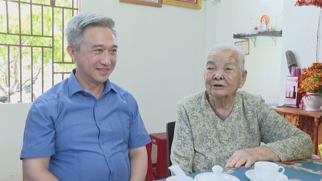 TP.HCM thăm, tặng quà người có công nhân kỷ niệm 78 năm Ngày Thương binh - Liệt sĩ - Ảnh 1.