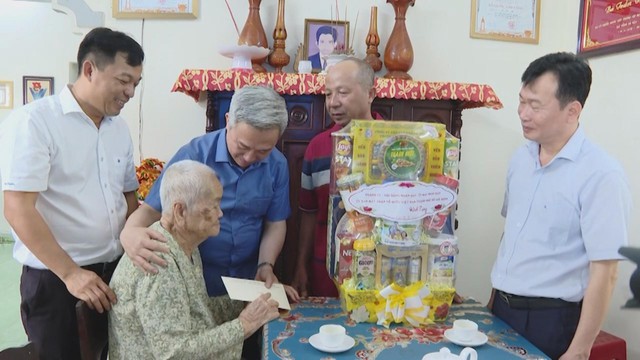TP.HCM thăm, tặng quà người có công nhân kỷ niệm 78 năm Ngày Thương binh - Liệt sĩ - Ảnh 2.