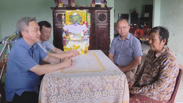 TP.HCM thăm, tặng quà người có công nhân kỷ niệm 78 năm Ngày Thương binh - Liệt sĩ - Ảnh 3.