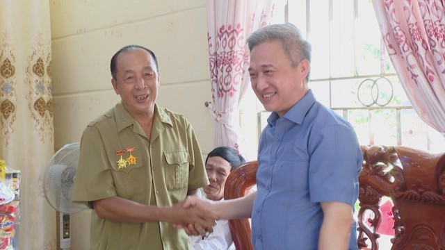 TP.HCM thăm, tặng quà người có công nhân kỷ niệm 78 năm Ngày Thương binh - Liệt sĩ - Ảnh 4.
