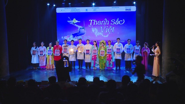 “Thanh sắc Việt” – sắc màu nghệ thuật dân gian hòa quyện đương đại - Ảnh 2.