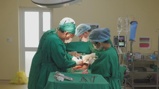 Bóc tách thành công ba khối bướu Sarcoma mỡ nặng 1,5kg - Ảnh 1.