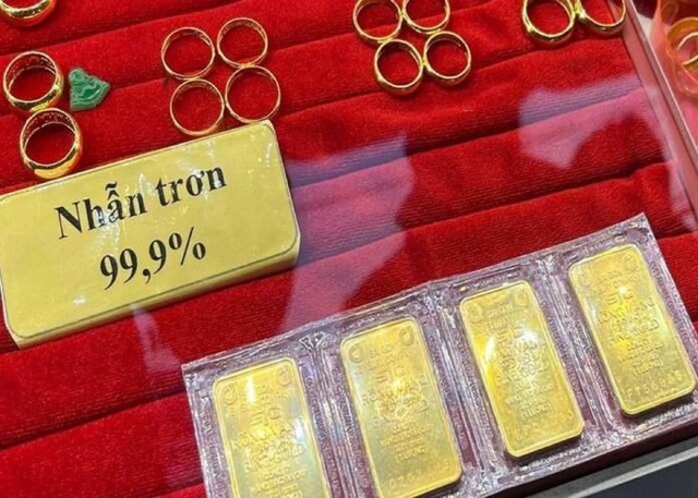 Thị trường 2/7/2025: Giá vàng tăng vọt lên mức cao nhất, xăng, dầu trong nước tăng - giảm trái chiều - Ảnh 1.