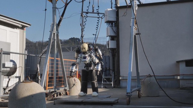 Italia: Dùng robot điều khiển jet pack - Ảnh 1.