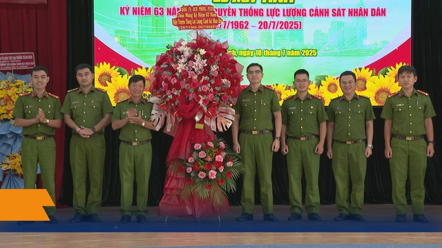 Kỷ niệm 63 năm Ngày truyền thống lực lượng Cảnh sát nhân dân - Ảnh 2.