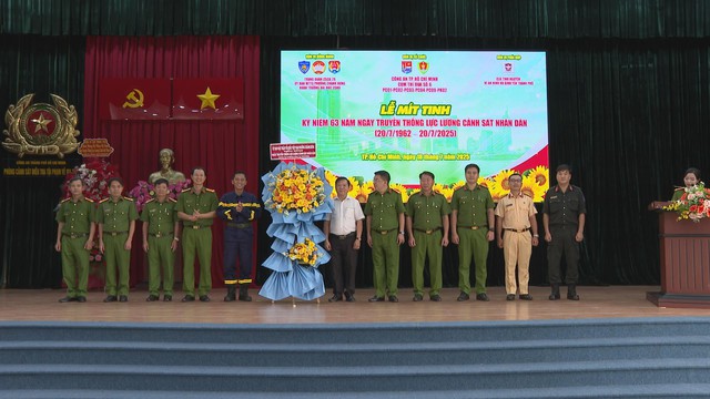 Kỷ niệm 63 năm Ngày truyền thống lực lượng Cảnh sát nhân dân - Ảnh 1.