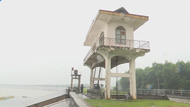 Hà Tĩnh chủ động xả tràn hồ chứa, sẵn sàng ứng phó mưa lớn do bão số 3 - Ảnh 1.