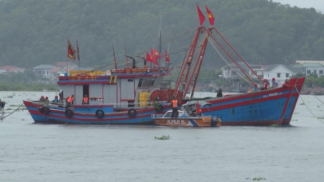 Bộ đội biên phòng Nghệ An hỗ trợ giúp dân chống bão số 3 - Ảnh 1.