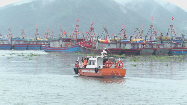 Bộ đội biên phòng Nghệ An hỗ trợ giúp dân chống bão số 3 - Ảnh 2.
