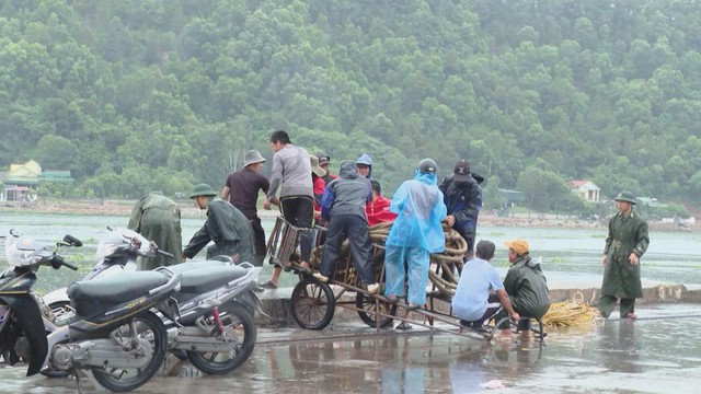 Bộ đội biên phòng Nghệ An hỗ trợ giúp dân chống bão số 3 - Ảnh 3.