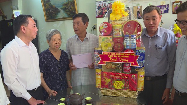 Lãnh đạo HĐND TP.HCM thăm, tri ân các gia đình thương binh, liệt sĩ - Ảnh 1.
