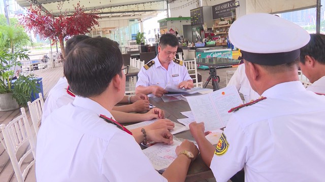 TP.HCM tăng cường kiểm tra an toàn giao thông đường thủy mùa mưa bão - Ảnh 1.