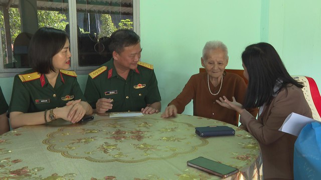 TP.HCM thăm, tặng quà Mẹ Việt Nam Anh hùng và gia đình chính sách tại Củ Chi - Ảnh 2.