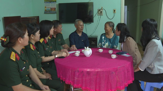 TP.HCM thăm, tặng quà Mẹ Việt Nam Anh hùng và gia đình chính sách tại Củ Chi - Ảnh 4.