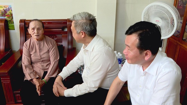 Phó Bí thư Thành ủy TP.HCM thăm và tặng quà các gia đình chính sách nhân Ngày Thương binh – Liệt sĩ - Ảnh 1.