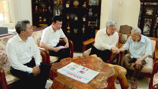 Phó Bí thư Thành ủy TP.HCM thăm và tặng quà các gia đình chính sách nhân Ngày Thương binh – Liệt sĩ - Ảnh 2.