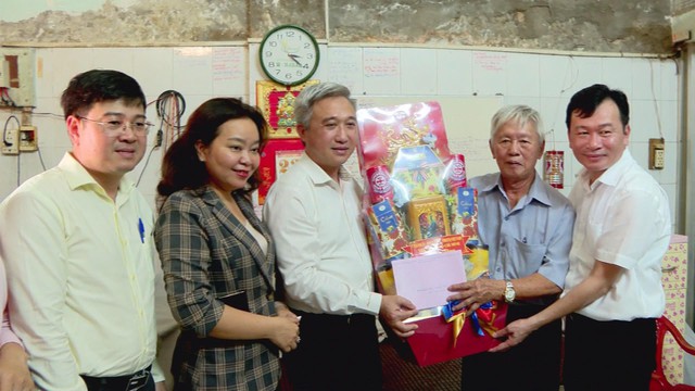Phó Bí thư Thành ủy TP.HCM thăm và tặng quà các gia đình chính sách nhân Ngày Thương binh – Liệt sĩ - Ảnh 3.