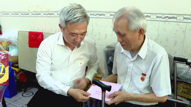 Phó Bí thư Thành ủy TP.HCM thăm và tặng quà các gia đình chính sách nhân Ngày Thương binh – Liệt sĩ - Ảnh 4.