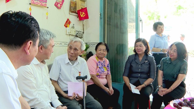 Phó Bí thư Thành ủy TP.HCM thăm và tặng quà các gia đình chính sách nhân Ngày Thương binh – Liệt sĩ - Ảnh 5.