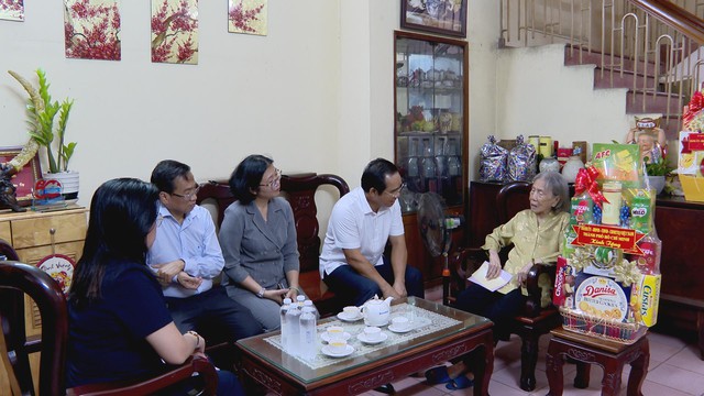 Lãnh đạo TP.HCM thăm, tặng quà tri ân các gia đình chính sách nhân kỷ niệm Ngày Thương binh – Liệt sĩ - Ảnh 1.