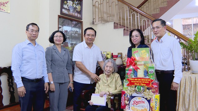 Lãnh đạo TP.HCM thăm, tặng quà tri ân các gia đình chính sách nhân kỷ niệm Ngày Thương binh – Liệt sĩ - Ảnh 2.