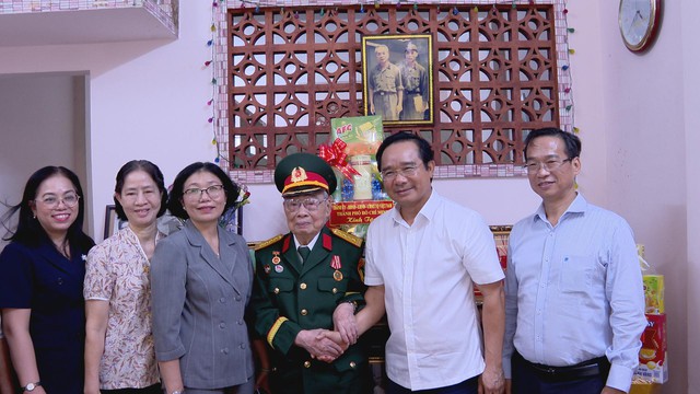 Lãnh đạo TP.HCM thăm, tặng quà tri ân các gia đình chính sách nhân kỷ niệm Ngày Thương binh – Liệt sĩ - Ảnh 4.