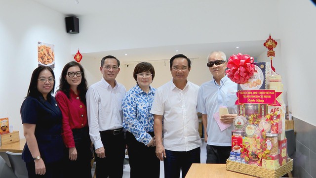 Lãnh đạo TP.HCM thăm, tặng quà tri ân các gia đình chính sách nhân kỷ niệm Ngày Thương binh – Liệt sĩ - Ảnh 6.