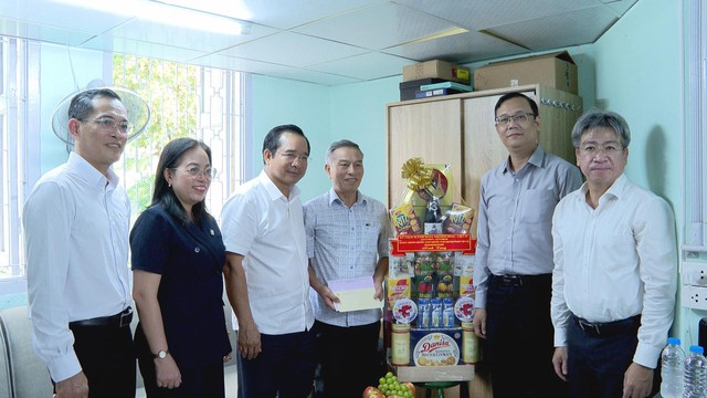 Lãnh đạo TP.HCM thăm, tặng quà tri ân các gia đình chính sách nhân kỷ niệm Ngày Thương binh – Liệt sĩ - Ảnh 8.