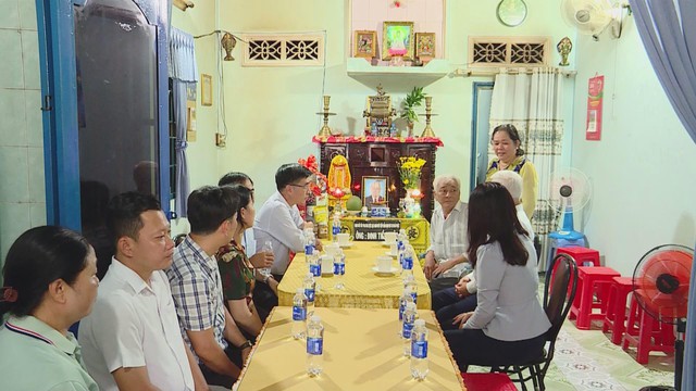 Trưởng đoàn đại biểu Quốc hội TP.HCM thăm, tặng quà các đối tượng chính sách nhân Ngày Thương binh – Liệt sĩ - Ảnh 1.