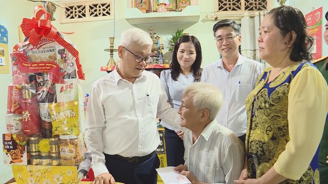 Trưởng đoàn đại biểu Quốc hội TP.HCM thăm, tặng quà các đối tượng chính sách nhân Ngày Thương binh – Liệt sĩ - Ảnh 2.