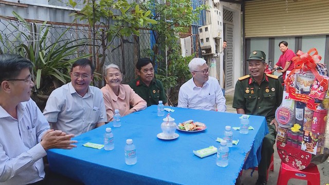 Trưởng đoàn đại biểu Quốc hội TP.HCM thăm, tặng quà các đối tượng chính sách nhân Ngày Thương binh – Liệt sĩ - Ảnh 4.